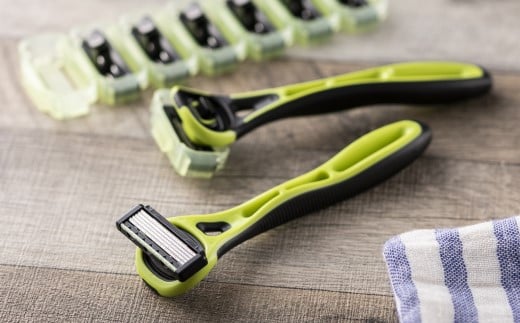 ＜3Dヘッド機構でなめらかな剃り味5枚刃カミソリ＞◇貝印 Xfit（クロスフィット）敏感肌用バリューパック（本体2本＋替刃8個）