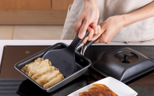 貝印 料理研究家 脇雅世監修 o.e.c IH 玉子焼き器 スクレッパー付 2点セット 000DY5201 OEC オーイーシー IH ガスコンロ オーブン 対応 関市 キッチンツール 料理 おしゃれ 便利 スクレーパー スクレイパー