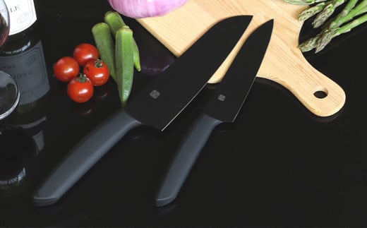 H10-179 【濃州正宗作 オールブラック三徳包丁】 引き締まる重厚感あるオールブラックカラー ヒップアップハンドルで押し切りしやすい【7営業日発送】