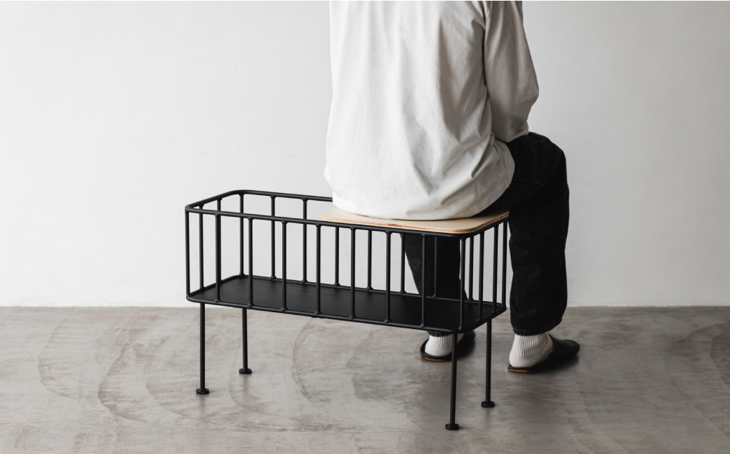 ベンチやリビングボードになる小さな鉄製家具 JOHN