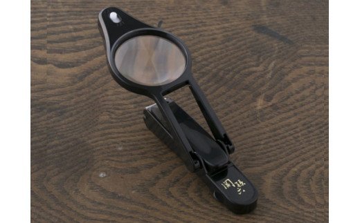 H9-124 ＜刀匠 ◇貝印 関孫六の伝統から生まれたツメキリ＞ ◇貝印 関孫六 LEDルーペ付きツメキリ ～ ルーペ付きだから爪がしっかり見えて切りやすい LED付なので手元が明るい 虫眼鏡 ルーペ