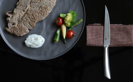 H10-178 【濃州正宗作 オールステンレスダマスカステーブルナイフ】 サクサク切れる！継ぎ目のない一体構造。70年以上の歴史ある工場がつくるハイエンドスタイル