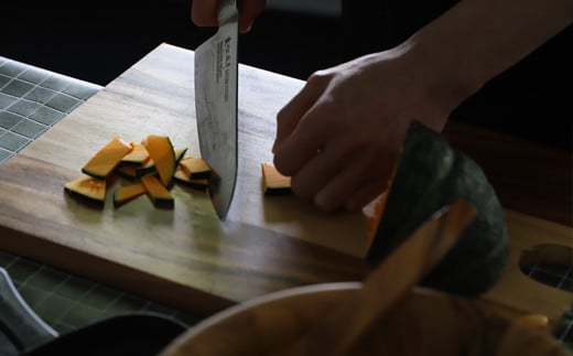 H22-28 濃州正宗作 オールステンレスダマスカス牛刀 210mm ～継ぎ目のない一体構造。70年以上の歴史ある工場がつくる本格派のダマスカス包丁～