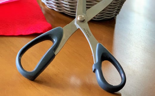 家庭用にちょうどいい！布切ハサミ（CS-210B） キャップ付き 洋裁 裁ちばさみ 裁ちはさみ はさみ ハサミ 
鋏 布切 和裁 羅紗切 裁縫道具 手芸 裁縫 手作り CANARY 長谷川刃物  ステンレス 手作り 日本 正規品 メーカー メーカ直送 関市 刃物 修理可能 アフターケア H10-51