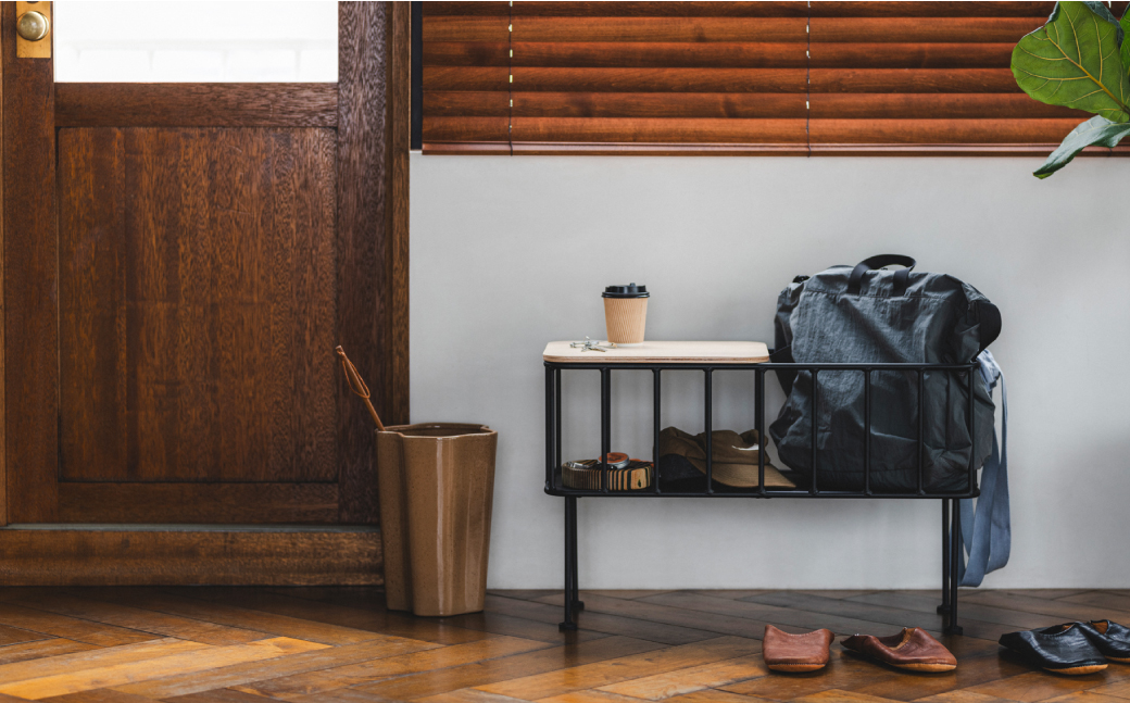 ベンチやリビングボードになる小さな鉄製家具 JOHN