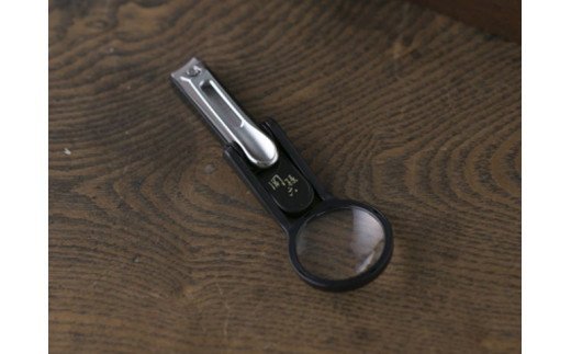 H7-137 ＜刀匠 ◇貝印 関孫六の伝統から生まれたツメキリ＞ ◇貝印 関孫六 ルーペ付きツメキリ大口径Ｍ ～ルーペ付きだから爪がしっかり見えて切りやすい 虫眼鏡 ルーペ 拡大 爪切り つめきり 黒