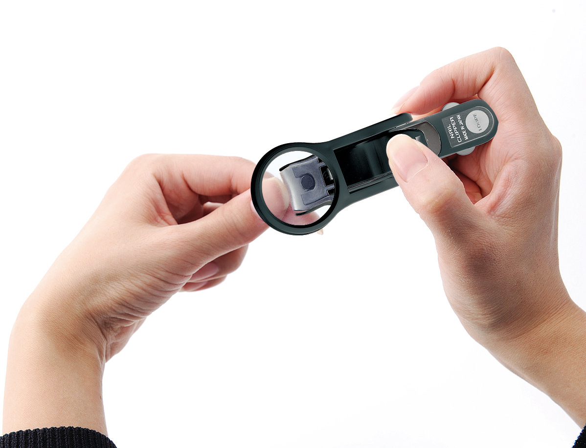 H7-138 ＜刀匠 ◇貝印 関孫六の伝統から生まれたツメキリ＞ ◇貝印 関孫六 ルーペ付きツメキリ ～ルーペ付きだから爪がしっかり見えて切りやすい 虫眼鏡 ルーペ 拡大 爪切り つめきり 黒～