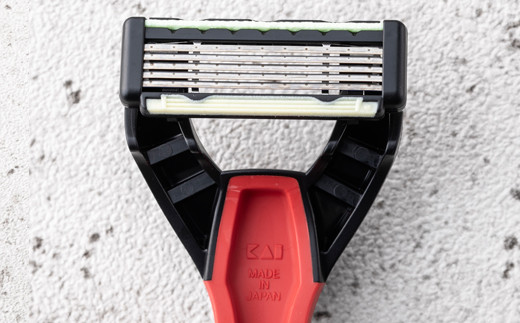 ＜５枚刃使い捨てカミソリ＞■IGNIS 敏感肌用12本（３本入り×４個）◇貝印 （剃刀・かみそり）H5-207