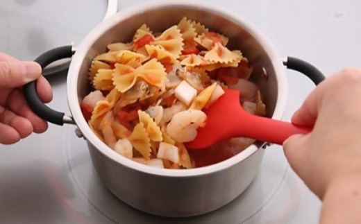 貝印 料理研究家 脇雅世監修 o.e.c ミニマ　両手深型鍋 15cm ガラス蓋付 2点セット 000DY5208 OEC オーイーシー IH ガスコンロ オーブン 対応 関市 キッチンツール 料理 おしゃれ 便利 なべ ナベ ふた フタ