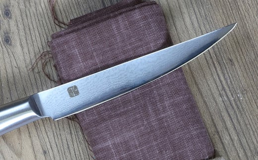 H10-178 【濃州正宗作 オールステンレスダマスカステーブルナイフ】 サクサク切れる！継ぎ目のない一体構造。70年以上の歴史ある工場がつくるハイエンドスタイル