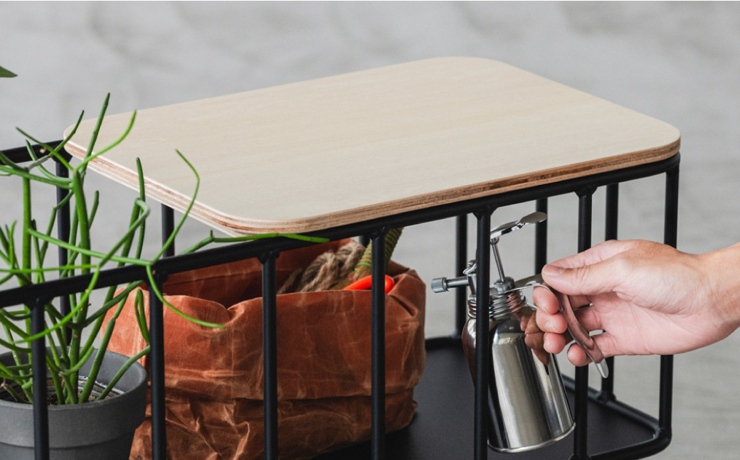 ベンチやリビングボードになる小さな鉄製家具 JOHN