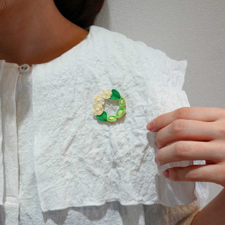 岐阜県関市産「ほらどキウイ」モチーフ伝統工芸つまみ細工のブローチ【ハンドメイド・アクセサリー】 / 金属製ブローチピン つまみ細工 伝統工芸