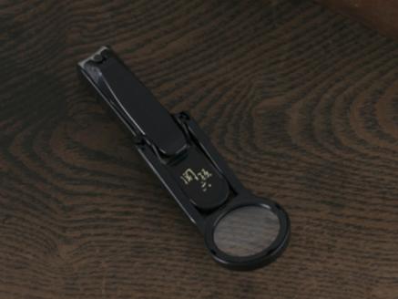 H7-138 ＜刀匠 ◇貝印 関孫六の伝統から生まれたツメキリ＞ ◇貝印 関孫六 ルーペ付きツメキリ ～ルーペ付きだから爪がしっかり見えて切りやすい 虫眼鏡 ルーペ 拡大 爪切り つめきり 黒～