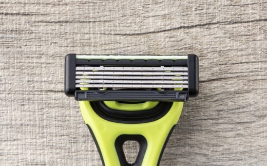 ＜3Dヘッド機構でなめらかな剃り味5枚刃カミソリ＞◇貝印 Xfit（クロスフィット）敏感肌用バリューパック（本体2本＋替刃8個）