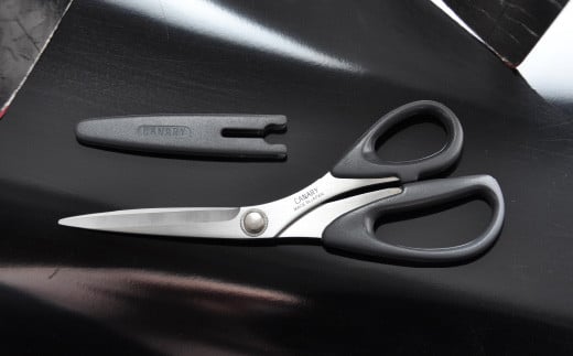家庭用にちょうどいい！布切ハサミ（CS-210B） キャップ付き 洋裁 裁ちばさみ 裁ちはさみ はさみ ハサミ 
鋏 布切 和裁 羅紗切 裁縫道具 手芸 裁縫 手作り CANARY 長谷川刃物  ステンレス 手作り 日本 正規品 メーカー メーカ直送 関市 刃物 修理可能 アフターケア H10-51