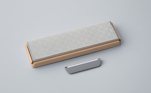 【最長12ヶ月で発送】＜日本初の超硬合金包丁＞ KISEKI：三徳［ミズナラ］・ダイヤモンド砥石セット ～グッドデザイン賞受賞 (R5.10) テレビ紹介多数！ 毎日放送「 所さんお届けモノです！ 」(R6.6.8)　TBS「 ララLIFE 」(R5.5)