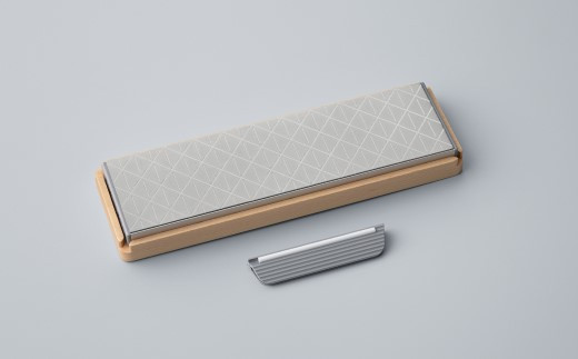 【最長12ヶ月で発送】＜日本初の超硬合金包丁＞ KISEKI：三徳［ヤマザクラ］・ダイヤモンド砥石セット～グッドデザイン賞受賞 (R5.10) テレビ紹介多数！ 毎日放送「 所さんお届けモノです！ 」(R6.6.8)　TBS「 ララLIFE 」(R5.5)