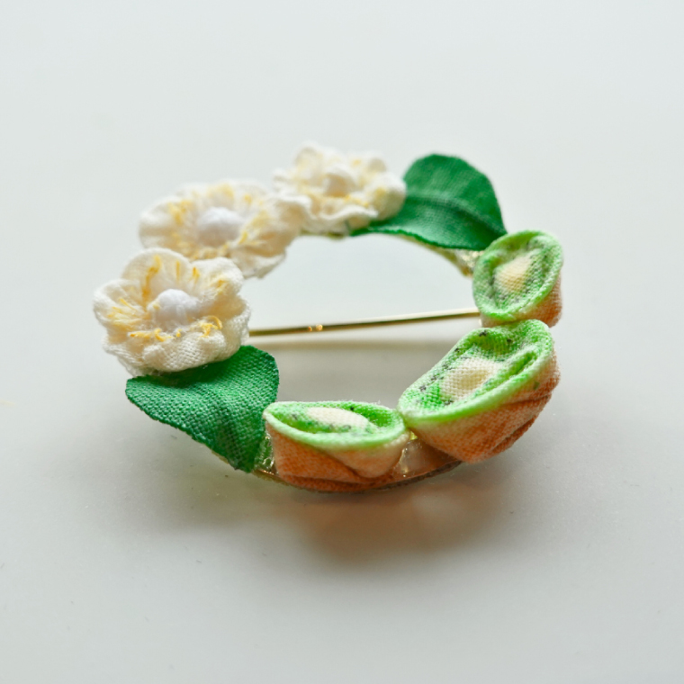 岐阜県関市産「ほらどキウイ」モチーフ伝統工芸つまみ細工のブローチ【ハンドメイド・アクセサリー】 / 金属製ブローチピン つまみ細工 伝統工芸