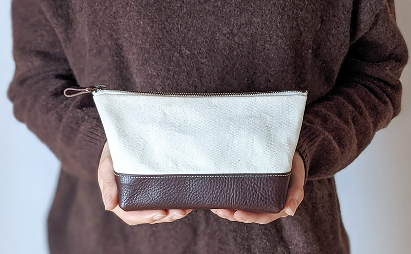 美濃和紙から作られた紙布とイタリア生まれのベジタブルタンニンレザーで仕立てたポーチ　ダークブラウン