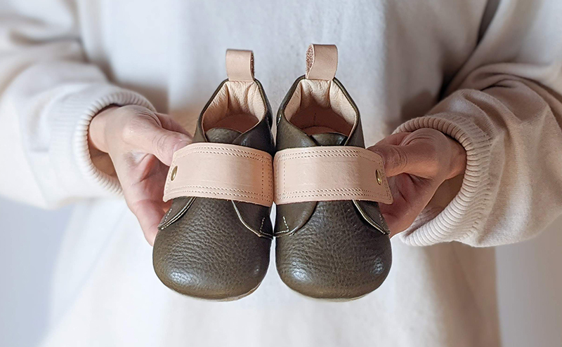 イタリア生まれの上質なベジタブルタンニンレザーで仕立てたファーストシューズ　12cm　ダークブラウン