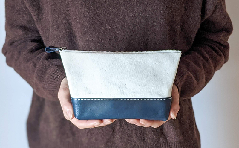 美濃和紙から作られた紙布とイタリア生まれのベジタブルタンニンレザーで仕立てたポーチ　ダークブラウン