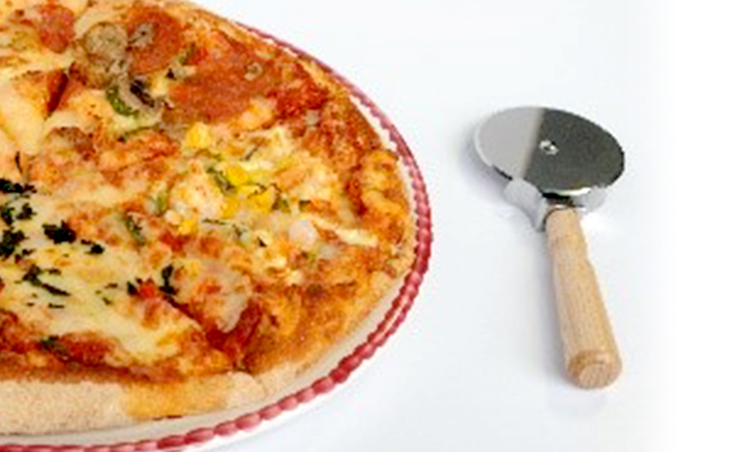 天然木 ピザカッター キッチンツール ローリングカッター ステンレス製 回転刃 カット ピザ パイ生地 シンプル 持ちやすい パーティー テイクアウト 食事 日用品 小物 家庭用品 実用的 調理器具 調理道具 送料無料 ツジ・アクト 岐阜県 美濃市