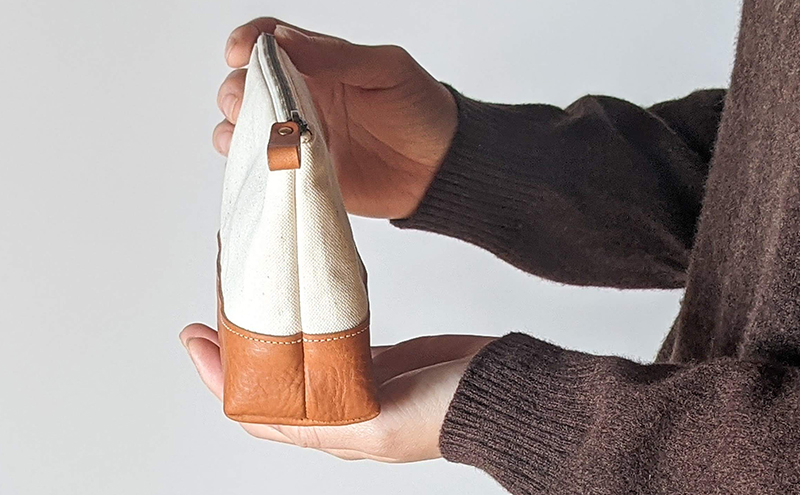 美濃和紙から作られた紙布とイタリア生まれのベジタブルタンニンレザーで仕立てたポーチ　ダークブラウン