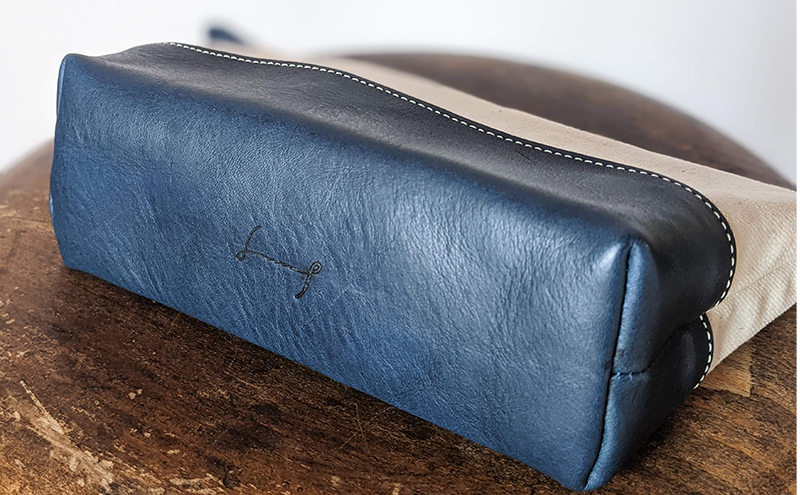 美濃和紙から作られた紙布とイタリア生まれのベジタブルタンニンレザーで仕立てたポーチ　ダークブラウン