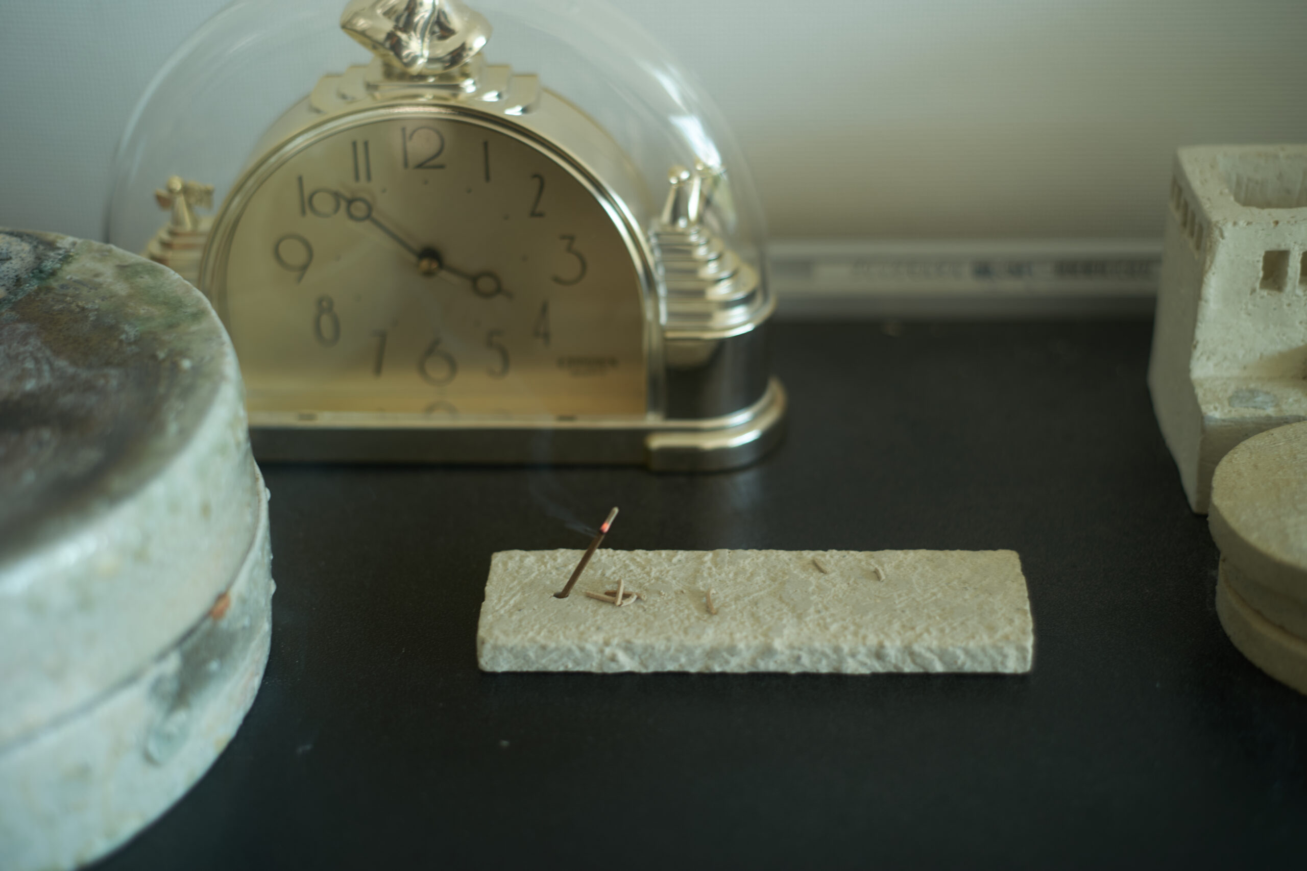 インセンスホルダー Clay Incense Holder (NEUTRAL) 瑞浪市 / 織部製陶 お香立て 陶磁器 雑貨 [AZAO004]