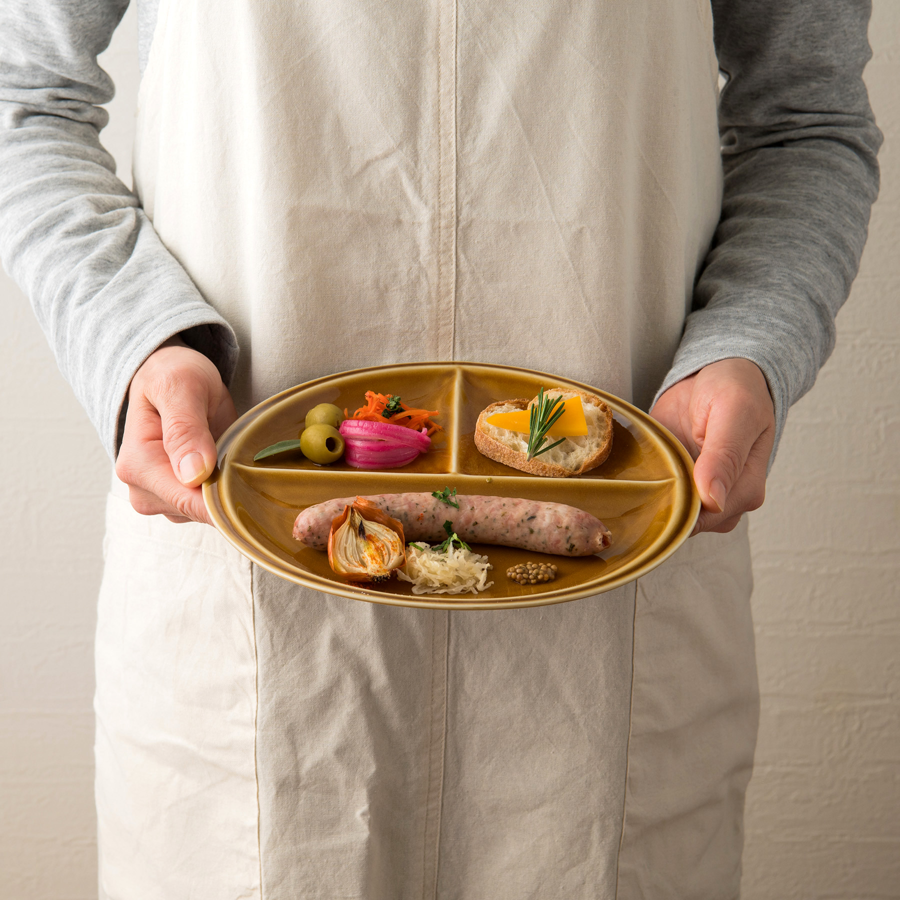 【選べる8色】【美濃焼】 ランチプレート titto 丸 ブラウン 2枚セット 瑞浪市 / JS企画 / 小田陶器 食器 プレート 仕切り皿 おしゃれ [AZAZ017] ブラウン