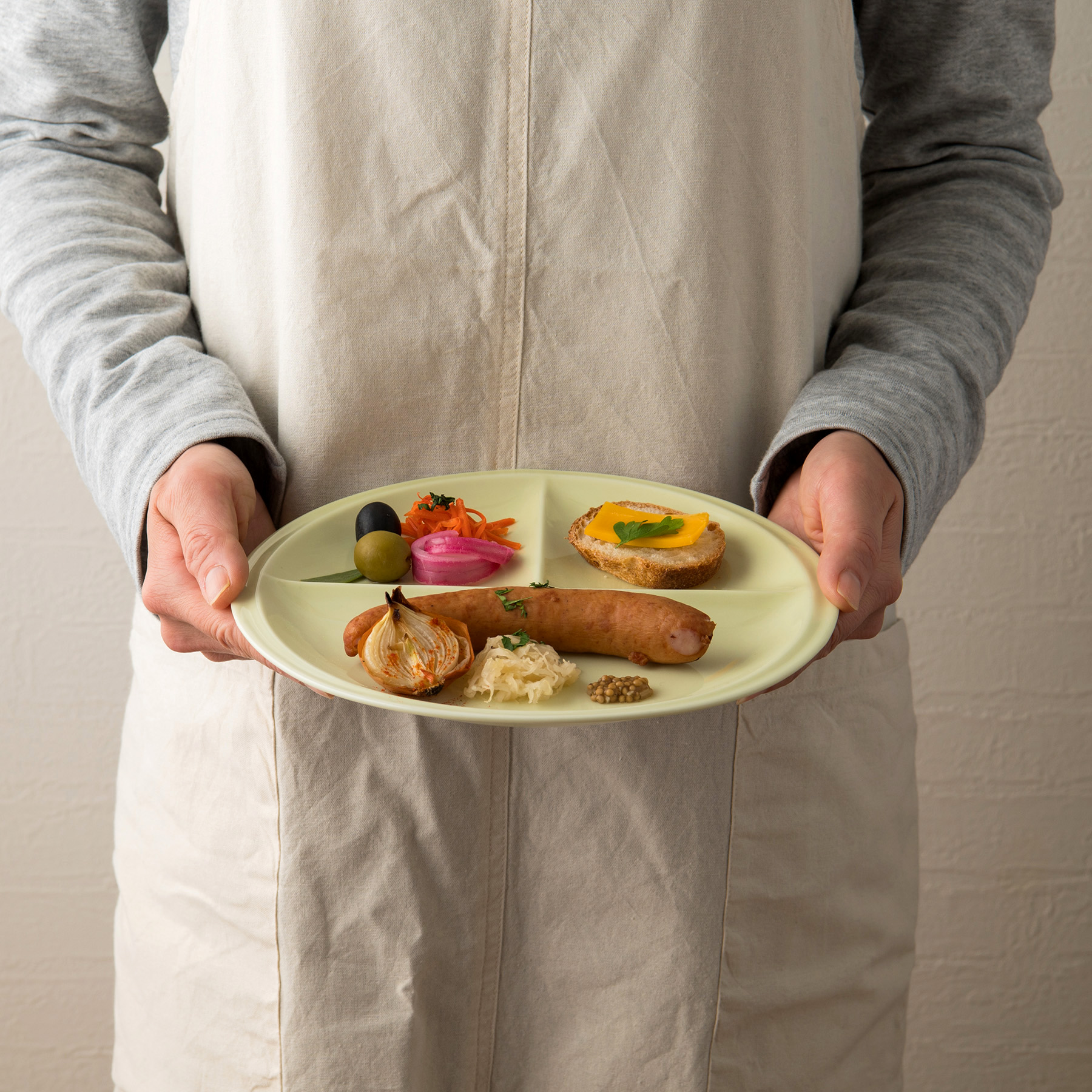 【選べる8色】【美濃焼】 ランチプレート titto 丸 ライトグリーン 2枚セット 瑞浪市 / JS企画 / 小田陶器 食器 プレート 仕切り皿 おしゃれ [AZAZ018] ライトグリーン