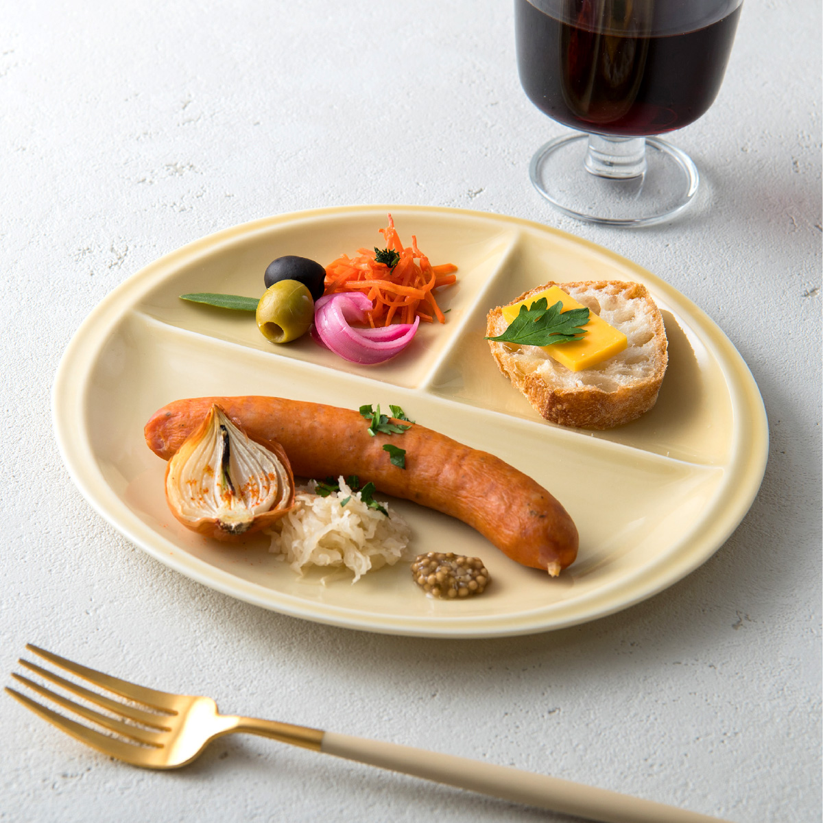 【選べる8色】【美濃焼】 ランチプレート titto 丸 ライトブラウン 2枚セット 瑞浪市 / JS企画 / 小田陶器 食器 プレート 仕切り皿 おしゃれ [AZAZ019] ライトブラウン