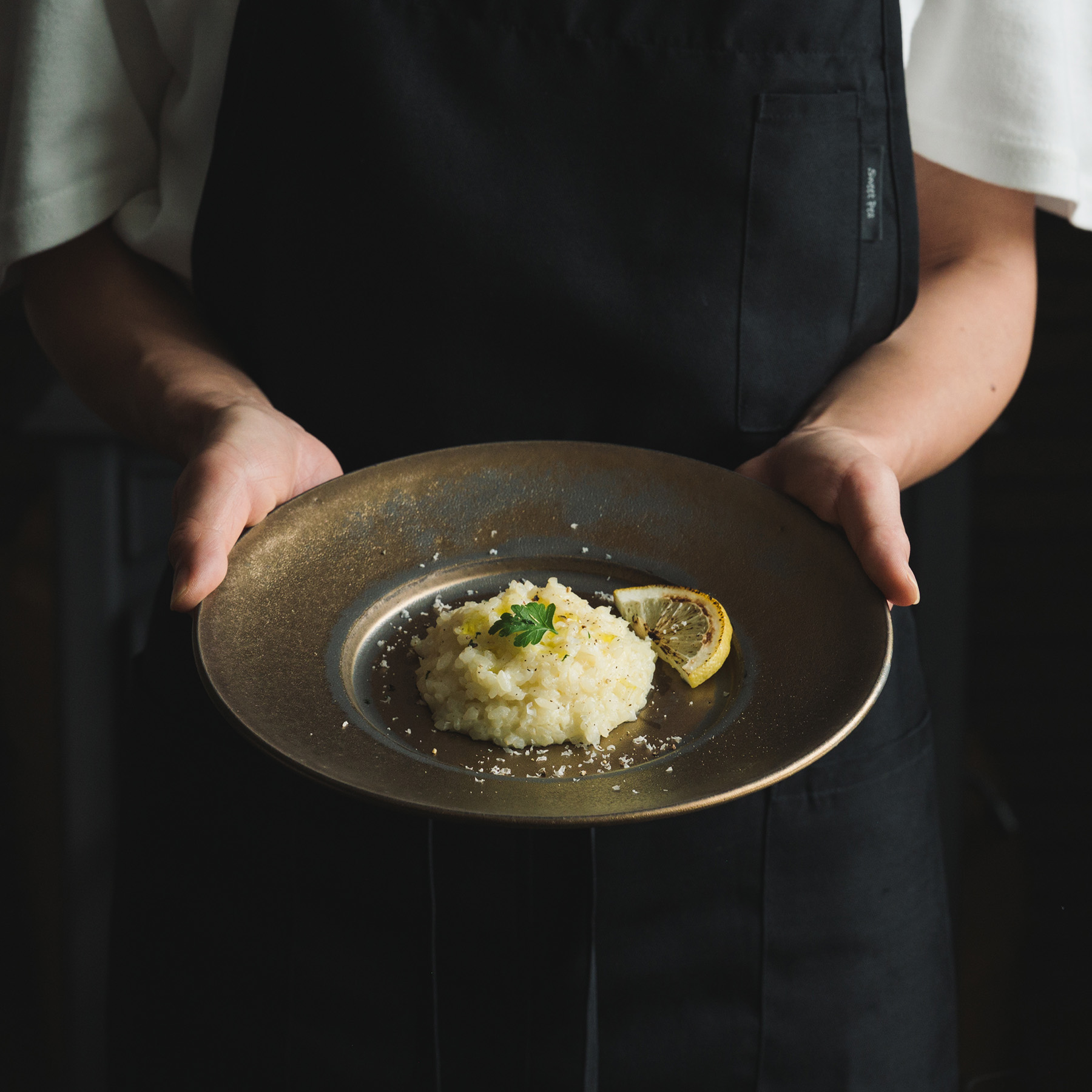 【3色から選べる】 【美濃焼】 恩田陽子 リムプレート M 23.5cm ゴールド 瑞浪市 / JS企画 皿 プレート おしゃれ [AZAZ053] ゴールド