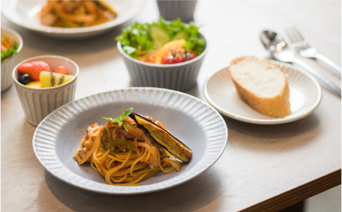 【美濃焼/みずなみ焼】 しのぎ カレーパスタ皿＆サラダボウルM 各2個 ブルーグレー・くすみグレー 2色4点セット 瑞浪市 / 山喜製陶 プレート 小鉢 食器 [AZCP024]