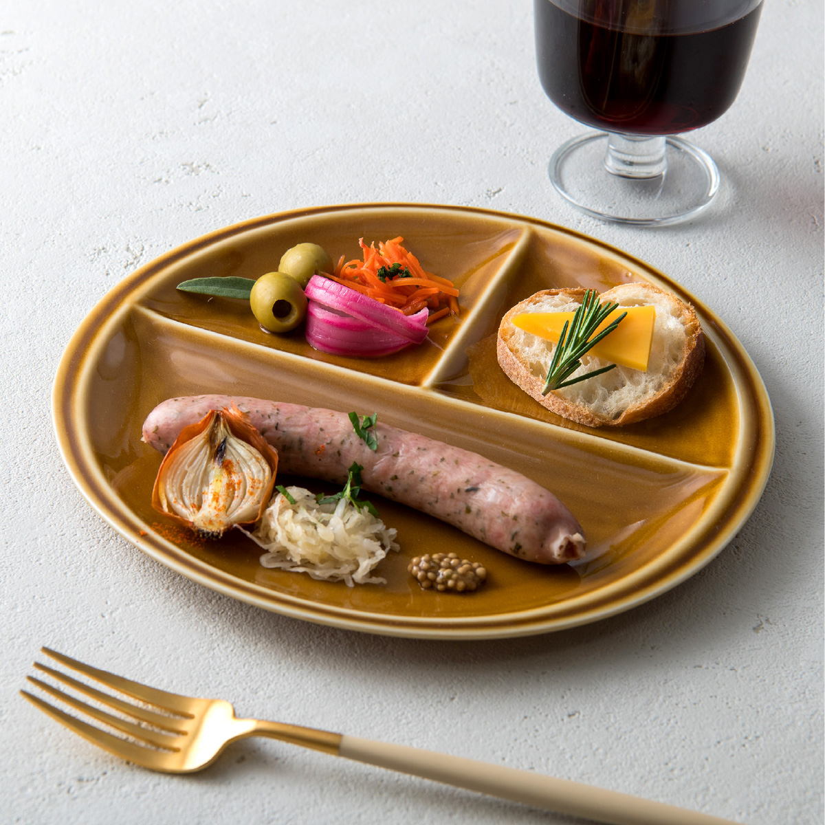 【選べる8色】【美濃焼】 ランチプレート titto 丸 ブラウン 2枚セット 瑞浪市 / JS企画 / 小田陶器 食器 プレート 仕切り皿 おしゃれ [AZAZ017] ブラウン