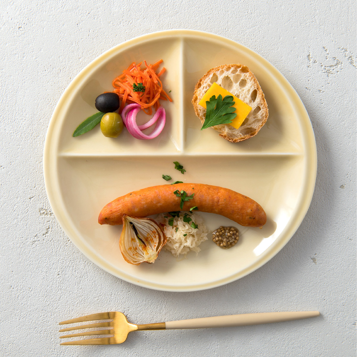 【選べる8色】【美濃焼】 ランチプレート titto 丸 ライトブラウン 2枚セット 瑞浪市 / JS企画 / 小田陶器 食器 プレート 仕切り皿 おしゃれ [AZAZ019] ライトブラウン