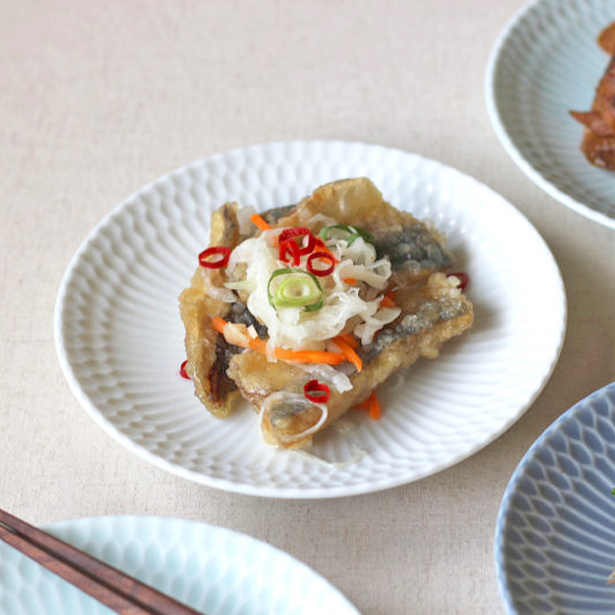 【3色から選べる】 【美濃焼】 さざなみ 6形状各4枚セット 24丸皿 16丸皿 19鉢 13取鉢 10小鉢 マグカップ ホワイト 白 瑞浪市 / JS企画 小田陶器皿 小皿 プレート 鉢 小鉢 カップ [AZAZ152] 白