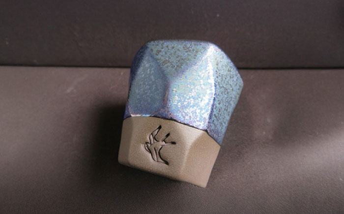 【美濃焼】 つばめ工房 黒土 ぐい呑み ブルーメタリック 瑞浪市 / 大恵 陶磁器 酒器 ギフト [AZBG003]