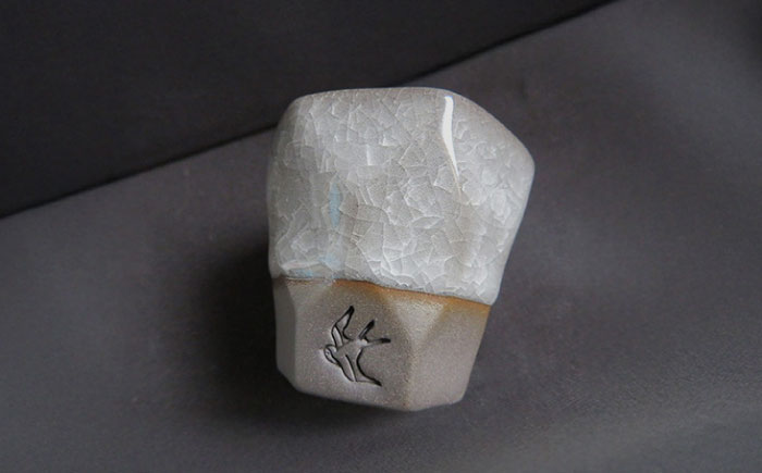 【美濃焼】 つばめ工房 黒土 ぐい呑み 氷裂貫入釉 白 瑞浪市 / 大恵 陶磁器 酒器 ギフト [AZBG005]