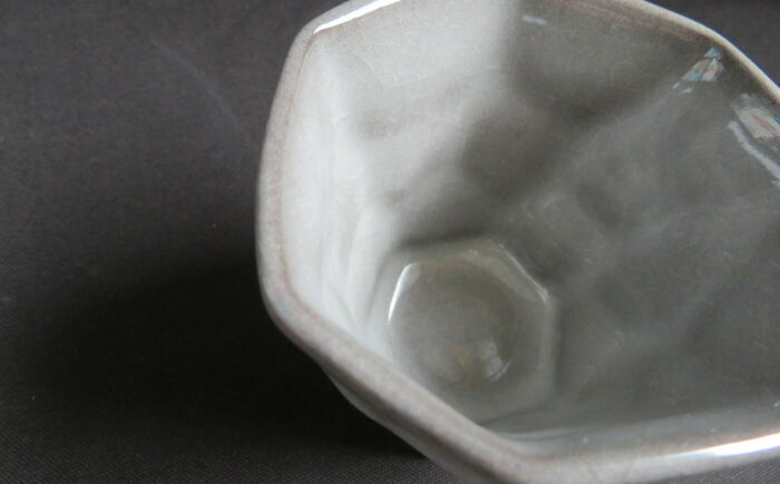 【美濃焼】 つばめ工房 黒土 ロックカップ 氷裂貫入釉 白 瑞浪市 / 大恵 陶磁器 酒器 ギフト [AZBG013]