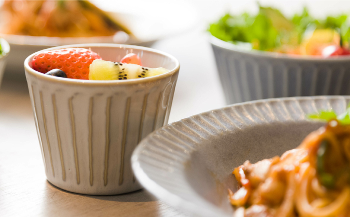 【美濃焼/みずなみ焼】 しのぎ カレーパスタ皿＆カップ 各2個 ブルーグレー・くすみグレー 2色4点セット 瑞浪市 / 山喜製陶 プレート マルチカップ 食器 [AZCP023]