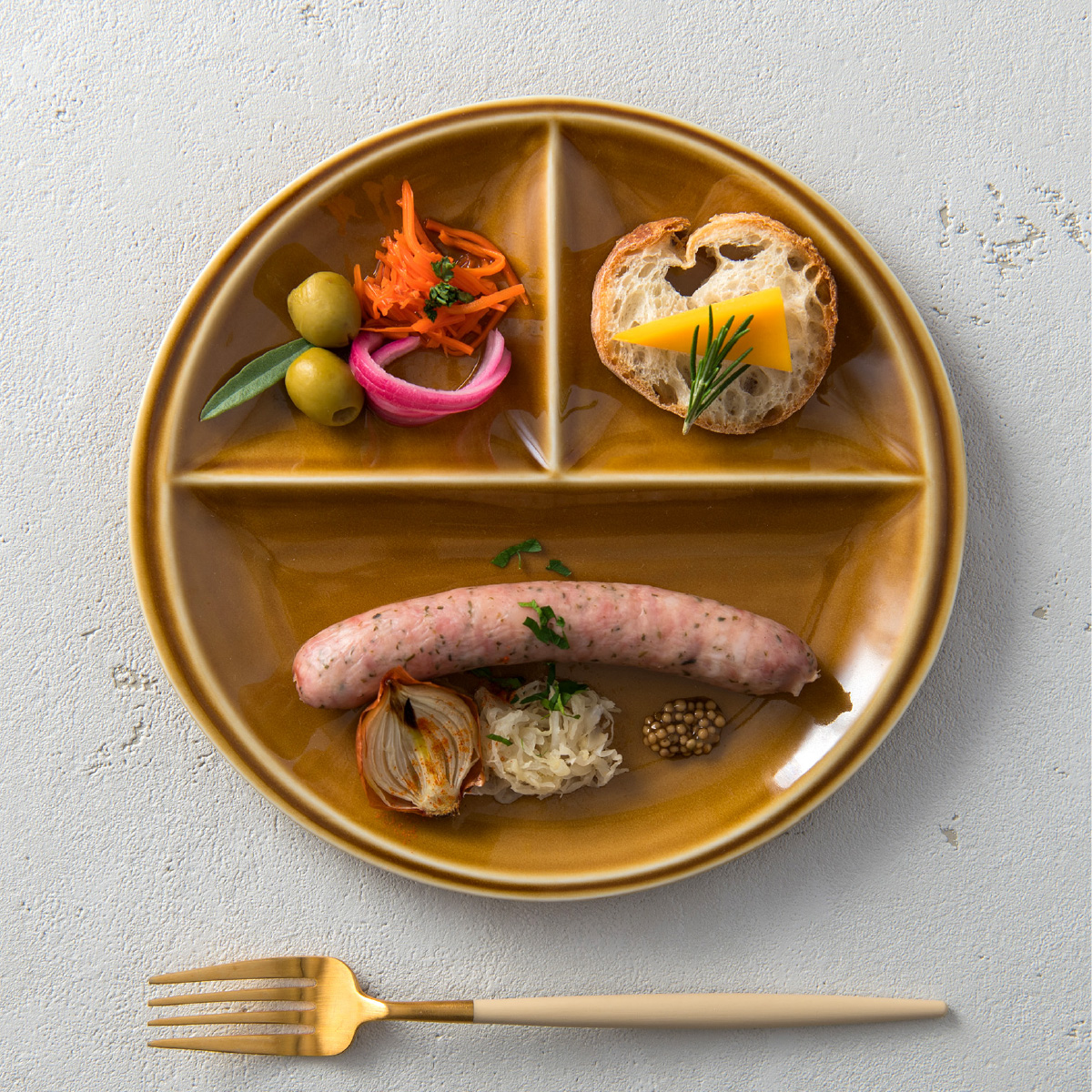 【選べる8色】【美濃焼】 ランチプレート titto 丸 ブラウン 2枚セット 瑞浪市 / JS企画 / 小田陶器 食器 プレート 仕切り皿 おしゃれ [AZAZ017] ブラウン