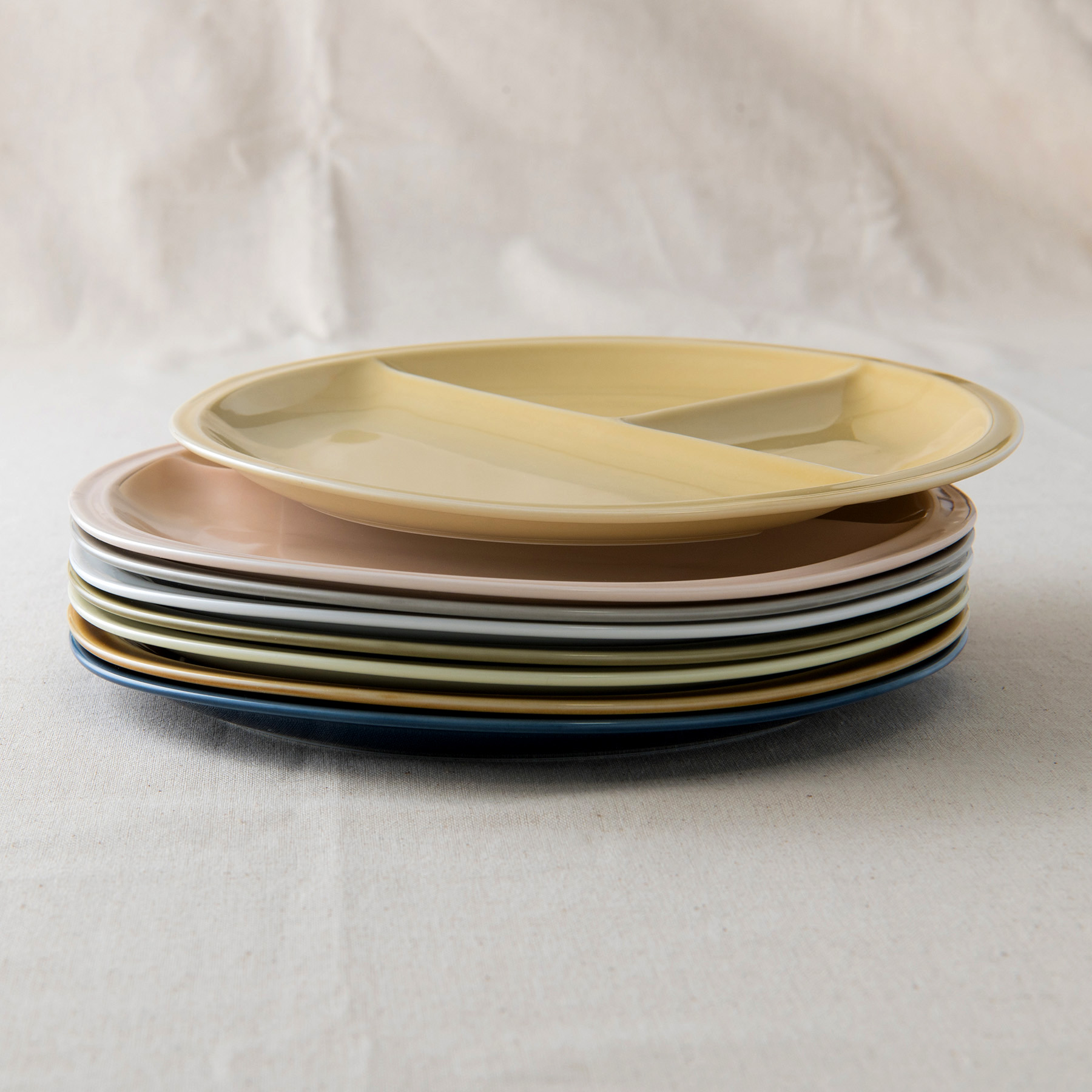 【選べる8色】【美濃焼】 ランチプレート titto 丸 ライトブラウン 2枚セット 瑞浪市 / JS企画 / 小田陶器 食器 プレート 仕切り皿 おしゃれ [AZAZ019] ライトブラウン