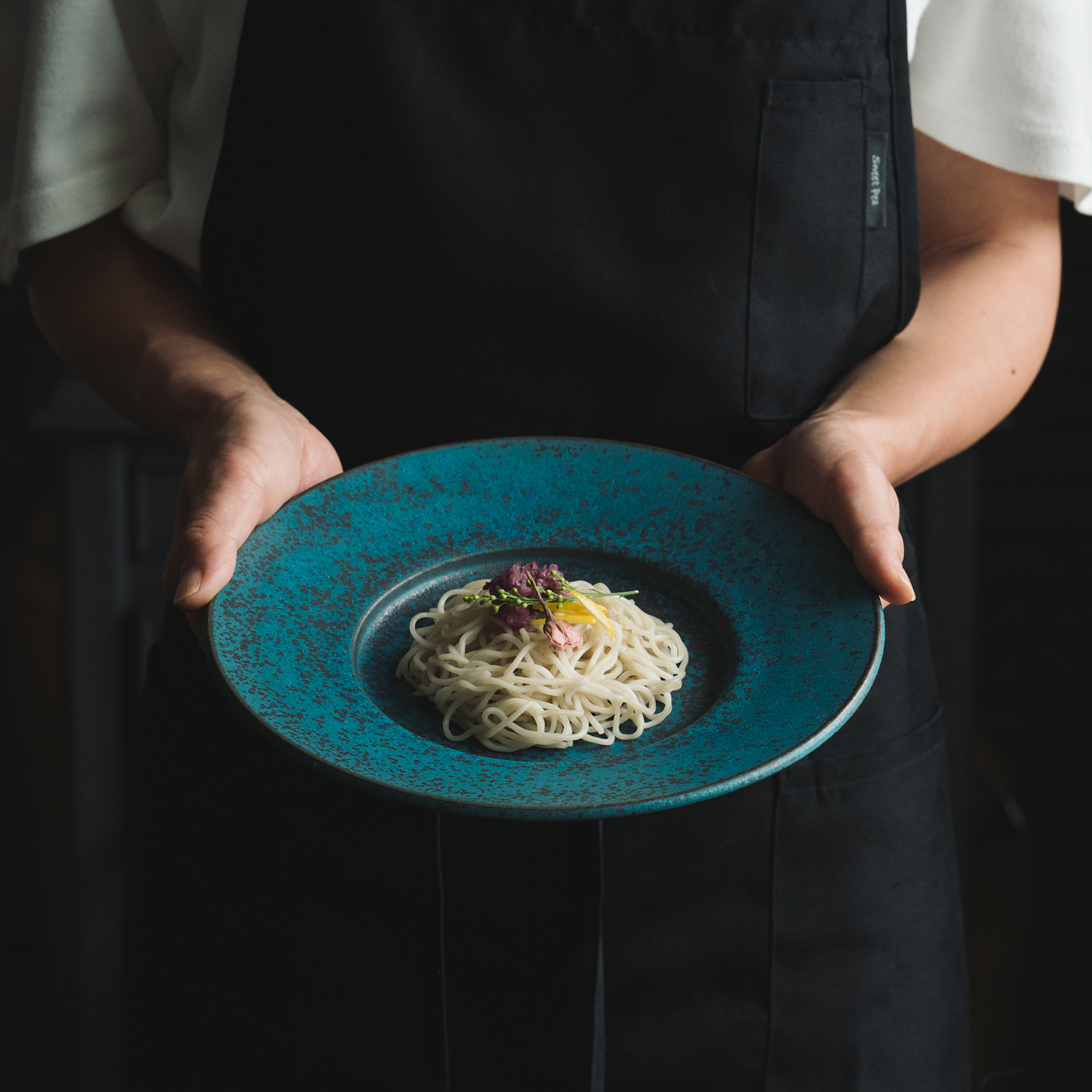【3色から選べる】 【美濃焼】 恩田陽子 リムプレート M 23.5cm グリーン 瑞浪市 / JS企画 皿 プレート おしゃれ [AZAZ052] グリーン