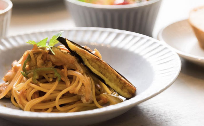 【美濃焼/みずなみ焼】 シックな 北欧風食器 しのぎカレーパスタ皿 2枚セット くすみグレー 瑞浪市 / 山喜製陶 プレート カレー皿 食器 [AZCP001] くすみグレー