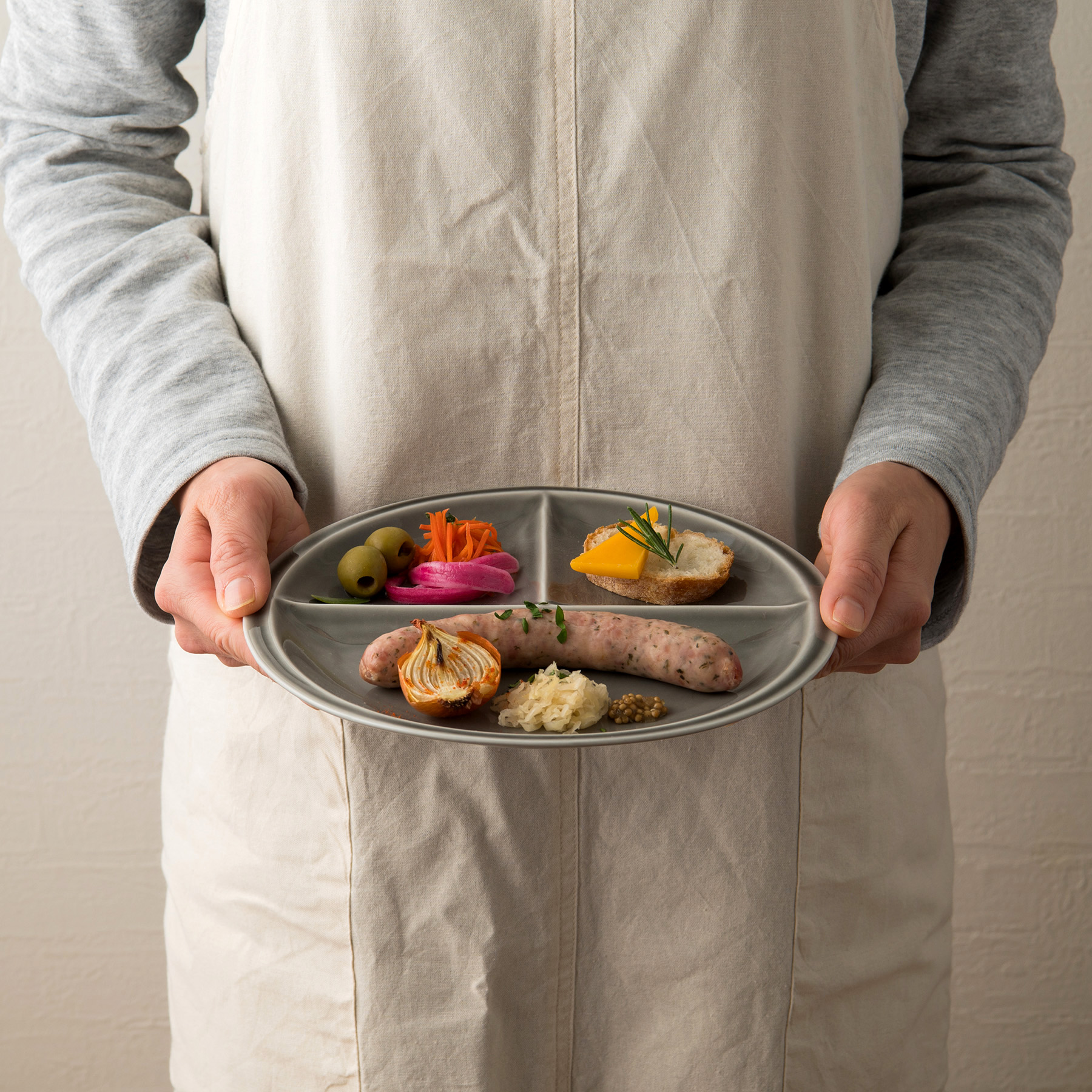 【選べる8色】【美濃焼】 ランチプレート titto 丸 ライトブラック 2枚セット 瑞浪市 / JS企画 / 小田陶器 食器 プレート 仕切り皿 おしゃれ [AZAZ020] ライトブラック(墨色)