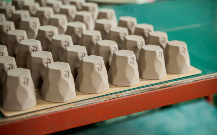 【美濃焼】 つばめ工房 黒土 フリーカップ ブルーメタリック 瑞浪市 / 大恵 陶磁器 食器 ギフト [AZBG007]