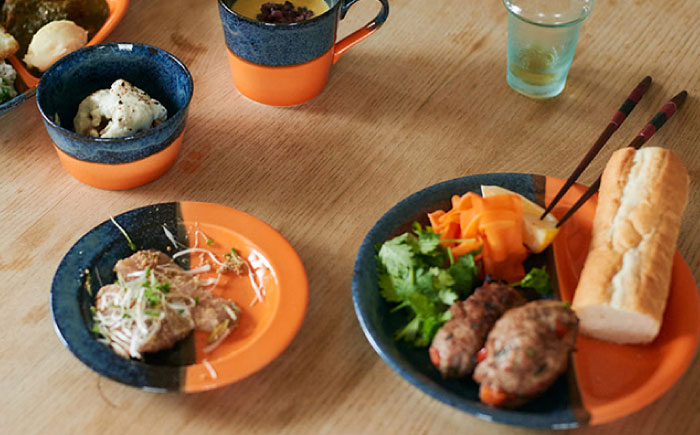 【美濃焼】 窯元ロングアイランドの丸ランチプレート 2つ仕切り 21cm 瑞浪市 / 窯元ロングアイランド おしゃれ 食器 シンプル 食洗機対応 レンジ対応 [AZCU196]