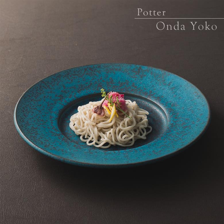 【3色から選べる】 【美濃焼】 恩田陽子 リムプレート M 23.5cm グリーン 瑞浪市 / JS企画 皿 プレート おしゃれ [AZAZ052] グリーン