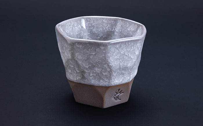 【美濃焼】 つばめ工房 黒土 ロックカップ 氷裂貫入釉 白 瑞浪市 / 大恵 陶磁器 酒器 ギフト [AZBG013]